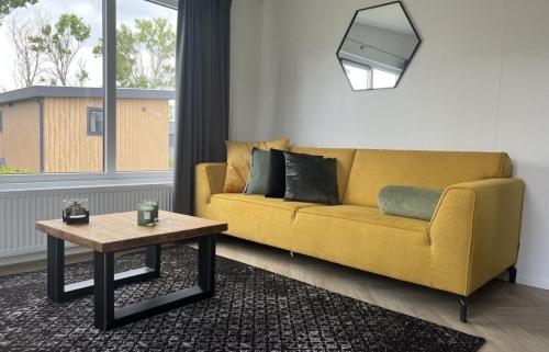 Shared lounge/TV area, Vakantiepark de Zeeuwse Parel - Oosterschelde in Tholen