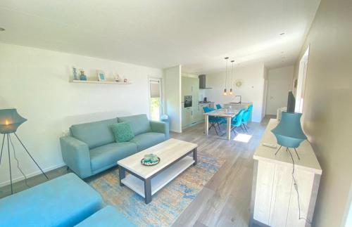 Shared lounge/TV area, Vakantiepark de Zeeuwse Parel - de Schelde in Verspreide huizen Scherpenisse