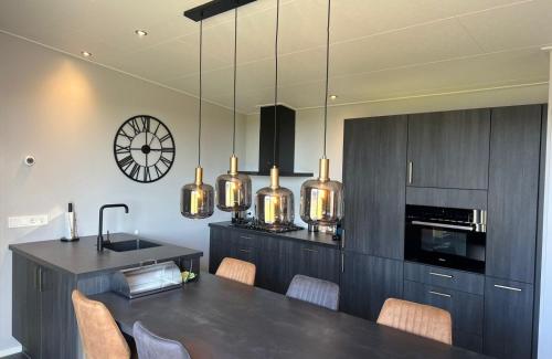 Kitchen, Vakantiepark de Zeeuwse Parel - De Zeester in Verspreide huizen Scherpenisse