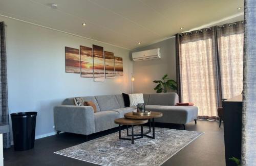 Shared lounge/TV area, Vakantiepark de Zeeuwse Parel - De Zeester in Verspreide huizen Scherpenisse