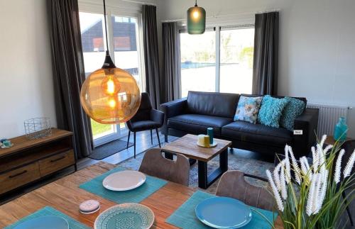 Shared lounge/TV area, Vakantiepark de Zeeuwse Parel - Noordzee in Verspreide huizen Scherpenisse