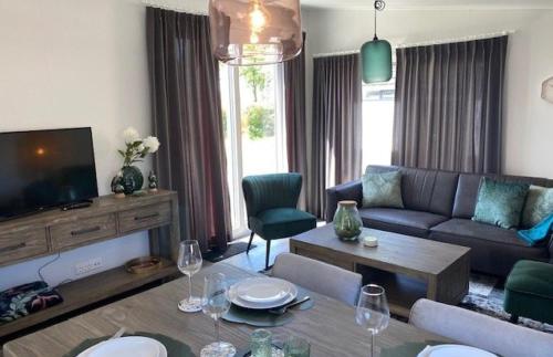 Shared lounge/TV area, Vakantiepark de Zeeuwse Parel - Noordzee in Verspreide huizen Scherpenisse