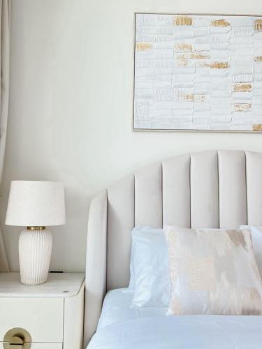 Newly Furnished Studio Haven in Binghatti Azure, Dubaï