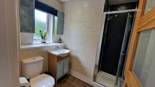 Modern Three-Bedroom Apartment in Leafy West End with Private Parking, Glasgow (photo 6)