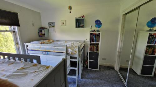 Modern Three-Bedroom Apartment in Leafy West End with Private Parking, Glasgow (photo 9)