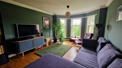 Modern Three-Bedroom Apartment in Leafy West End with Private Parking, Glasgow (photo 10)