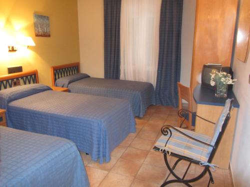 3 twin beds