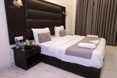 1 king bed, 1 sofa bed