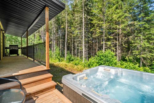 Spa Nature & Riverside Escape - Ecureuil Roux in Rivière-Matawin (QC)