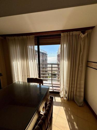 Departamento frente a la playa con balcón y vista al mar!