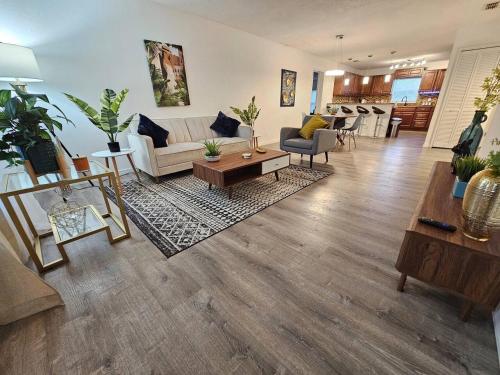 Bungalow DT by Lake Eola KIA center Sleeps 12 near Korea House