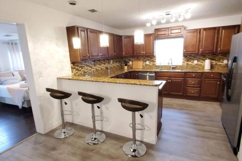 Bungalow DT by Lake Eola KIA center Sleeps 12 near Korea House