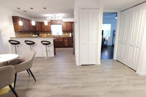 Bungalow DT by Lake Eola KIA center Sleeps 12 near Korea House