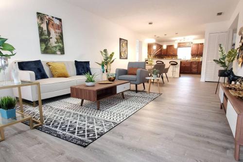 Bungalow DT by Lake Eola KIA center Sleeps 12 near Korea House