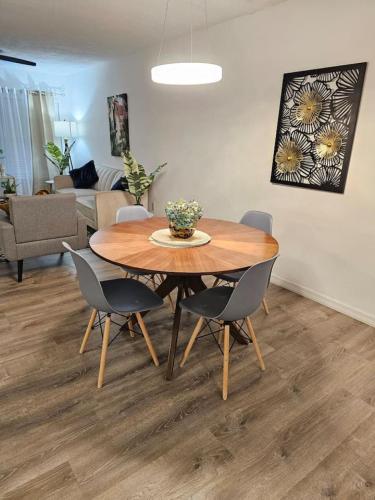 Bungalow DT by Lake Eola KIA center Sleeps 12 near Korea House