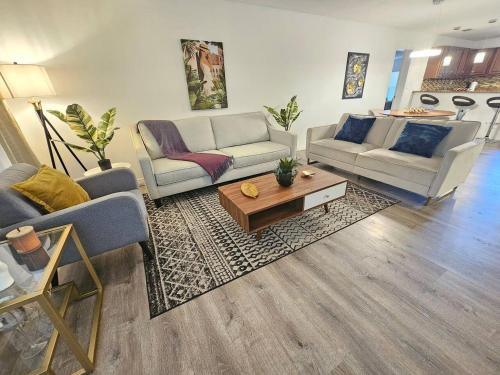 Bungalow DT by Lake Eola KIA center Sleeps 12 near Korea House
