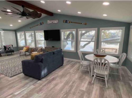 Fantastic Lake House with Huge Deck and Boat Dock in Істленд (Техас)