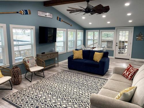 Fantastic Lake House with Huge Deck and Boat Dock in Істленд (Техас)