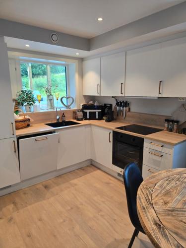 Flott moderne leilighet meget sentralt i vakre Sørbyen i Brønnøysund for inntil 5 pers in บรอนนอยซุนด์