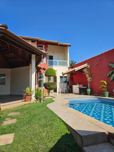 Relaxe num sobrado com piscina