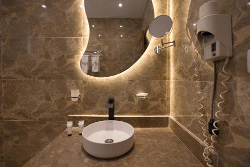 Secrets Of The Pyramids Hotel - image 2