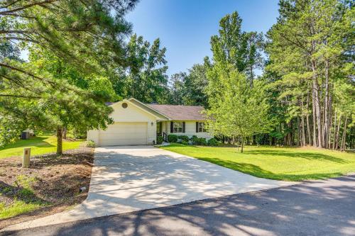Lovely McCormick Home in Savannah Lakes Village in McCormick, USA