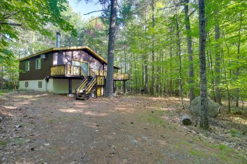 Cozy Adirondacks Cabin Walk to Lake Eaton! in Jay, USA