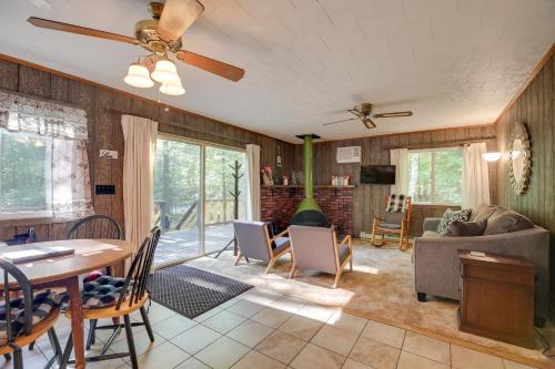 Cozy Adirondacks Cabin Walk to Lake Eaton! in Jay, USA