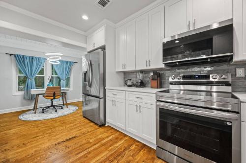 Kitchen, Spacious 5BR Yard Access Grant Park in Peoplestown