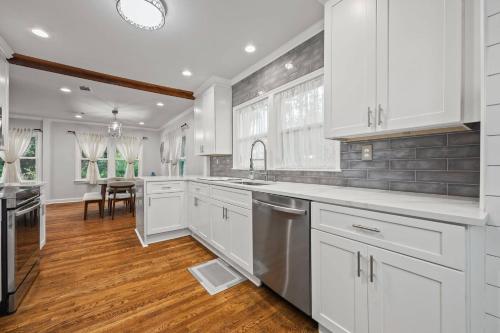 Kitchen, Spacious 5BR Yard Access Grant Park in Peoplestown