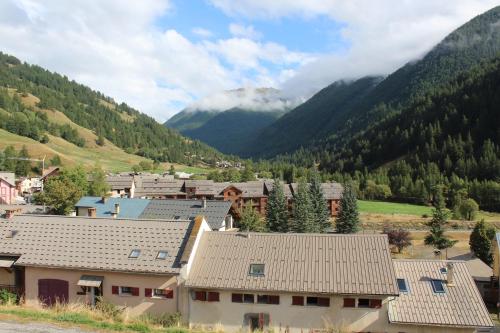 Skats, Le Studio du Queyras avec vue sur la montagne in Abrī