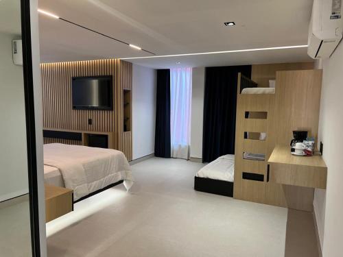 2 queen beds, 3 bunk beds