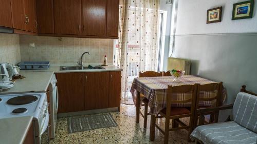 주방, Athena's apartment in 카디차