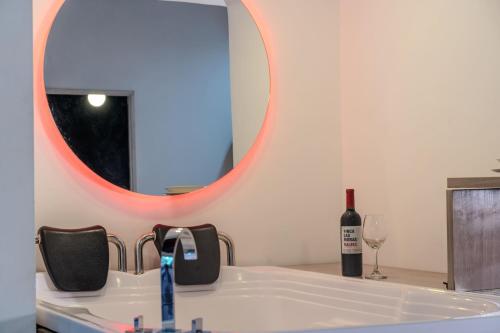 203 Enigmatic Loft with Jacuzzi, Medellín (photo 8)