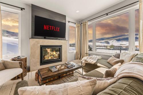 Luxury 4br, Hot Tub, Htd Garage, Mountain Views