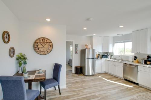 Poolside Relaxation: Couple's Retreat In Peoria! - Peoria, AZ