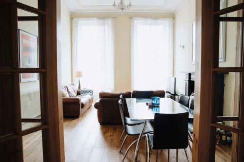 Traditional Central 2 Bedroom Apartment - image 12
