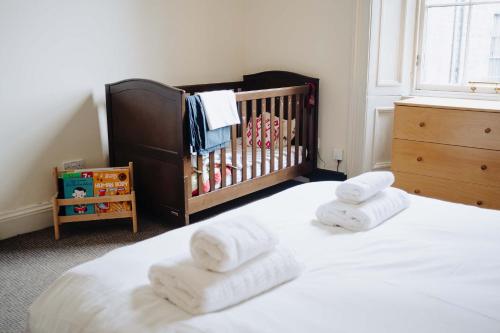 Traditional Central 2 Bedroom Apartment - image 7