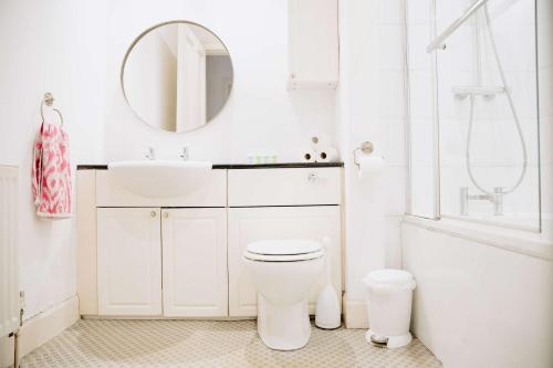 Traditional Central 2 Bedroom Apartment - image 2