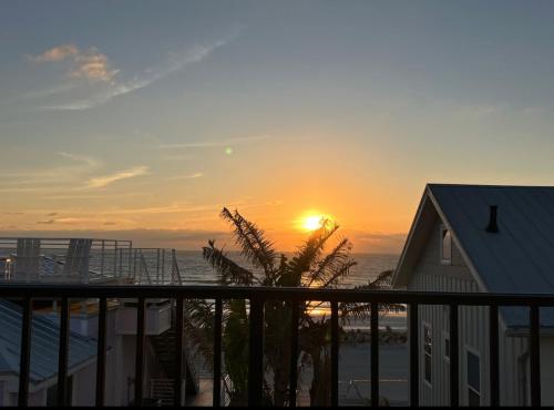 AMI BeachHouse, SLEEPS 13! Beach View, Rooftop Deck, SwimSpa, Pool Table, Putting Green, Bradenton Beach