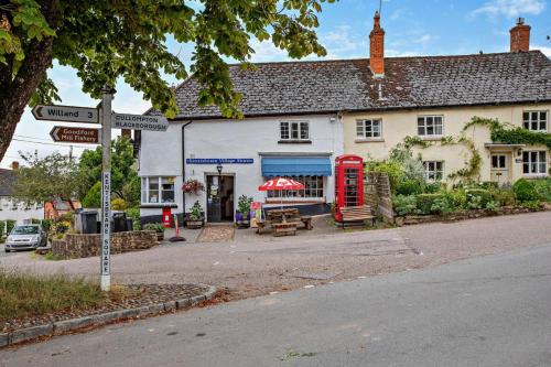 Létesítmények, Nightingales in Kentisbeare