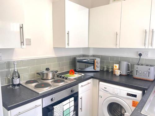 Kitchen, #55 Spacious2BR End-Terrace in Kensington Sleeps 6 in Kensington