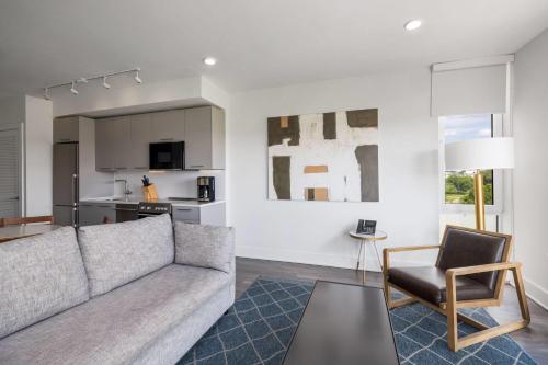 Reside Navy Yard, a Wyndham Residence Room Type - 1 Queen Bed, 1-Bedroom Deluxe Mobility Access Apartment, Roll-In Shower, NSMK 