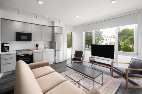 Deluxe King Studio Apartment - Non-Smoking