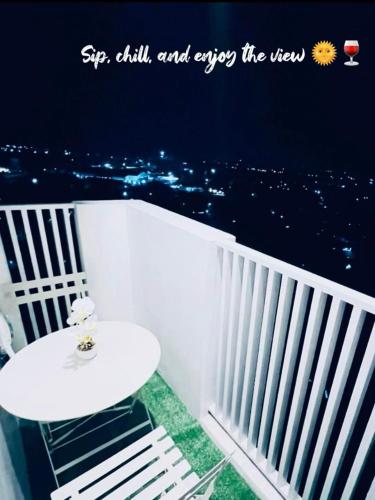 Reflective Woodscape- 1 Bedroom with Balcony