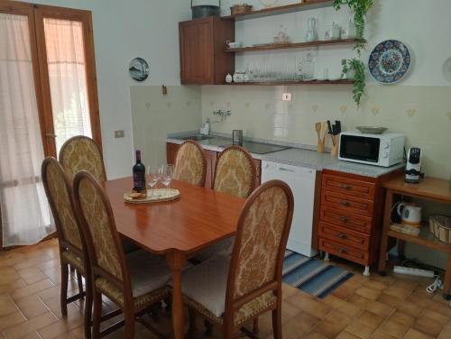 keuken, Casa Carolina Vista Lago e Giardino Privato a San Gimignano in San Benedetto