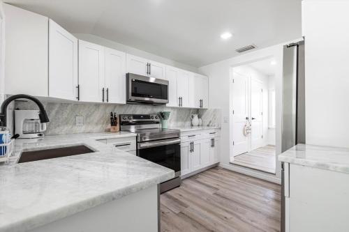 Fishermans Island Village Hideaway! Steps2Sand in Longboat Key, USA