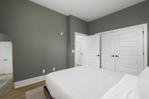 Cozy Modern Condo 4 Beds, 2 Bedrooms -FREE Parking in Nashville, USA