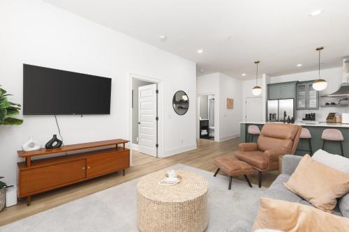 Cozy Modern Condo 4 Beds, 2 Bedrooms -FREE Parking in Nashville, USA
