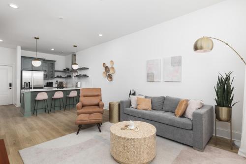 Condo with Free Parking, 3 miles Downtown, near Restaurants, Nashville